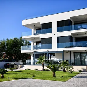 Aparthotel Crowonder & Oaza With Heated Swimming Pool And Sauna, Turanj